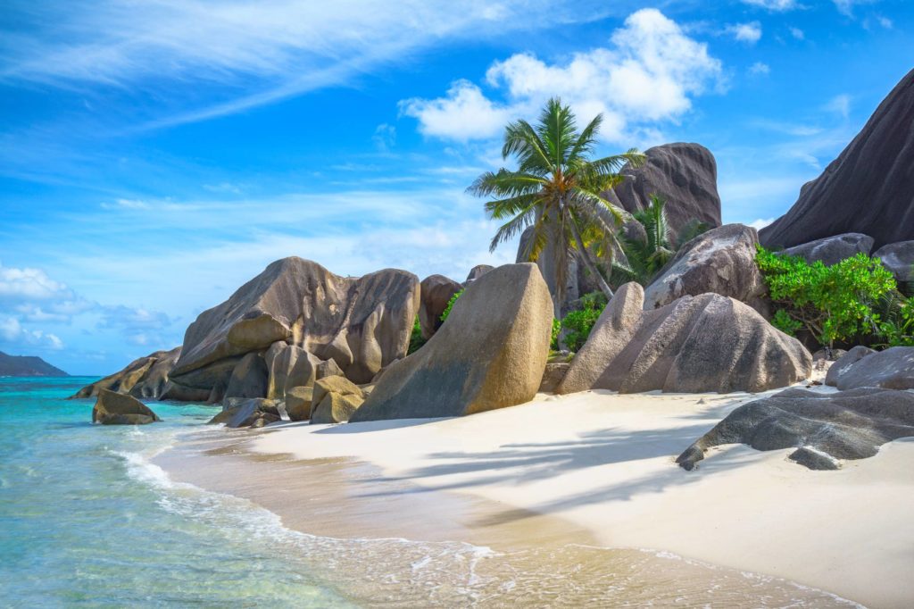schöner tropischer strand anse source d'argent auf la digue auf den seychellen