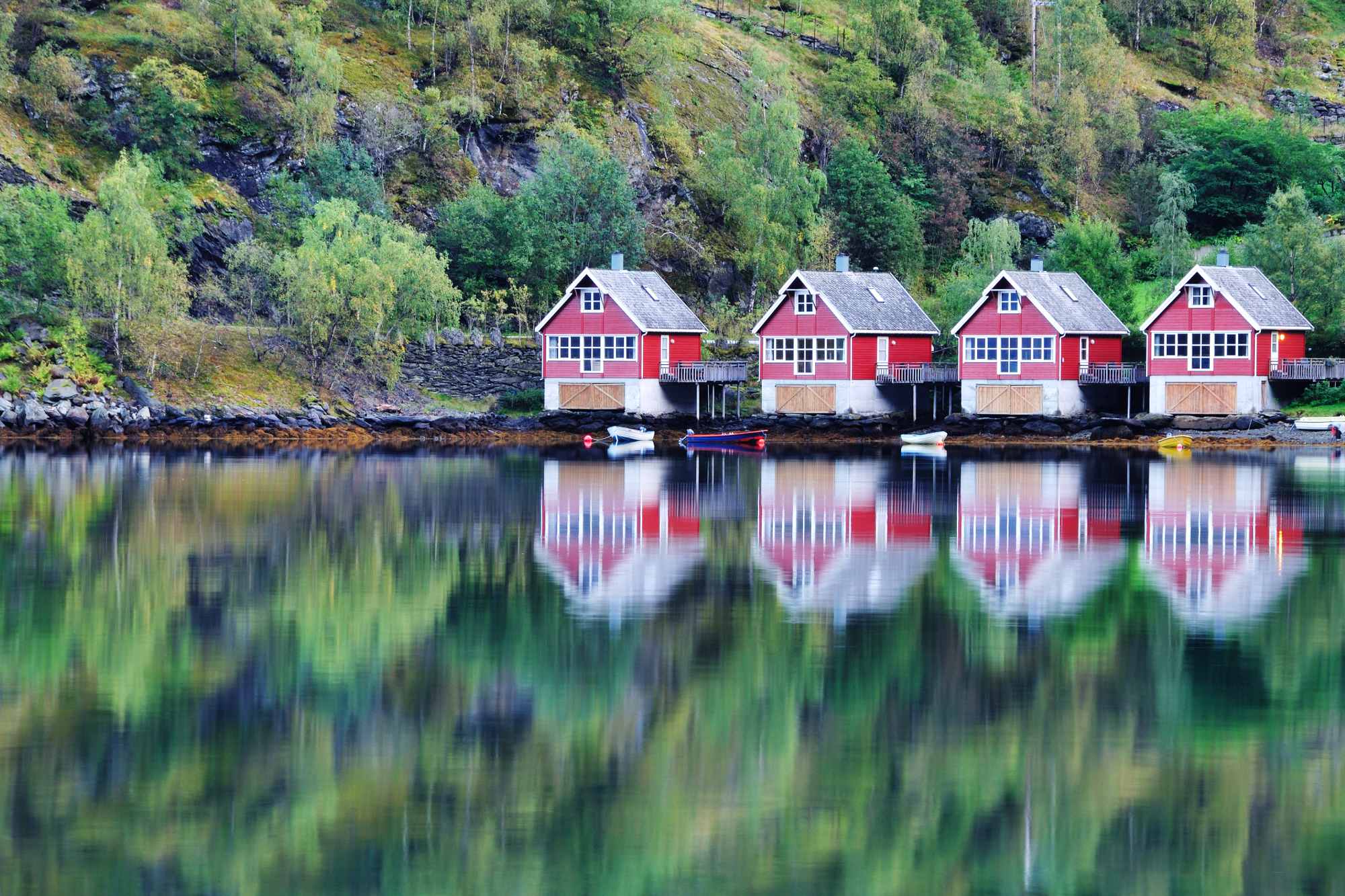 Malerischer Blick auf See und Fischerhütten in Flam, Norwegen,