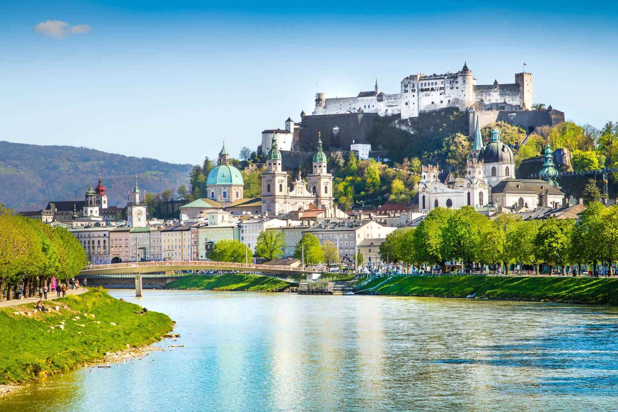 Schöne Aussicht auf die Salzburger Skyline mit Aussicht auf die Festung Hohensalzburg in Österreich