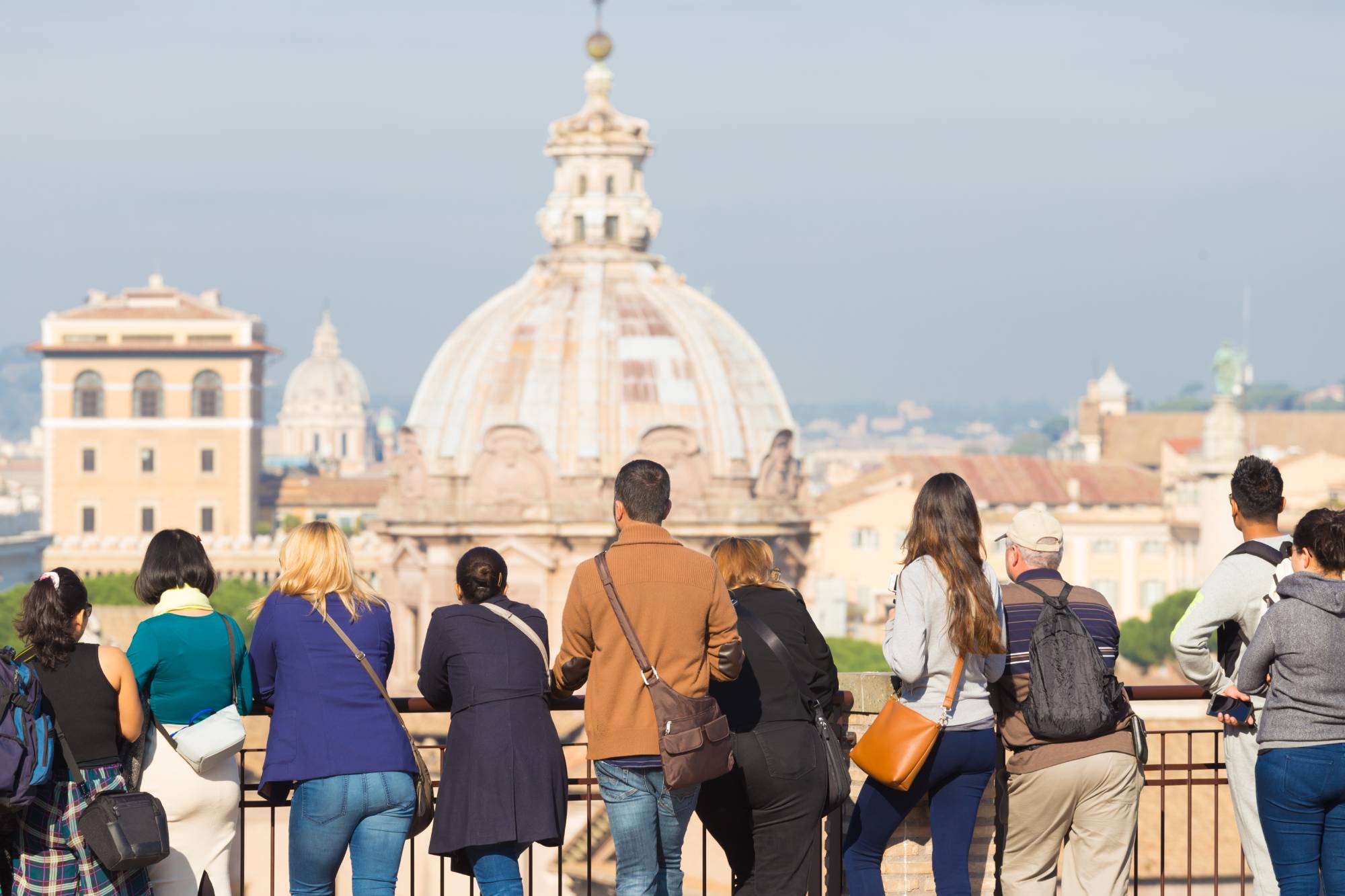 Gruppe von Touristen in Rom, Italien.