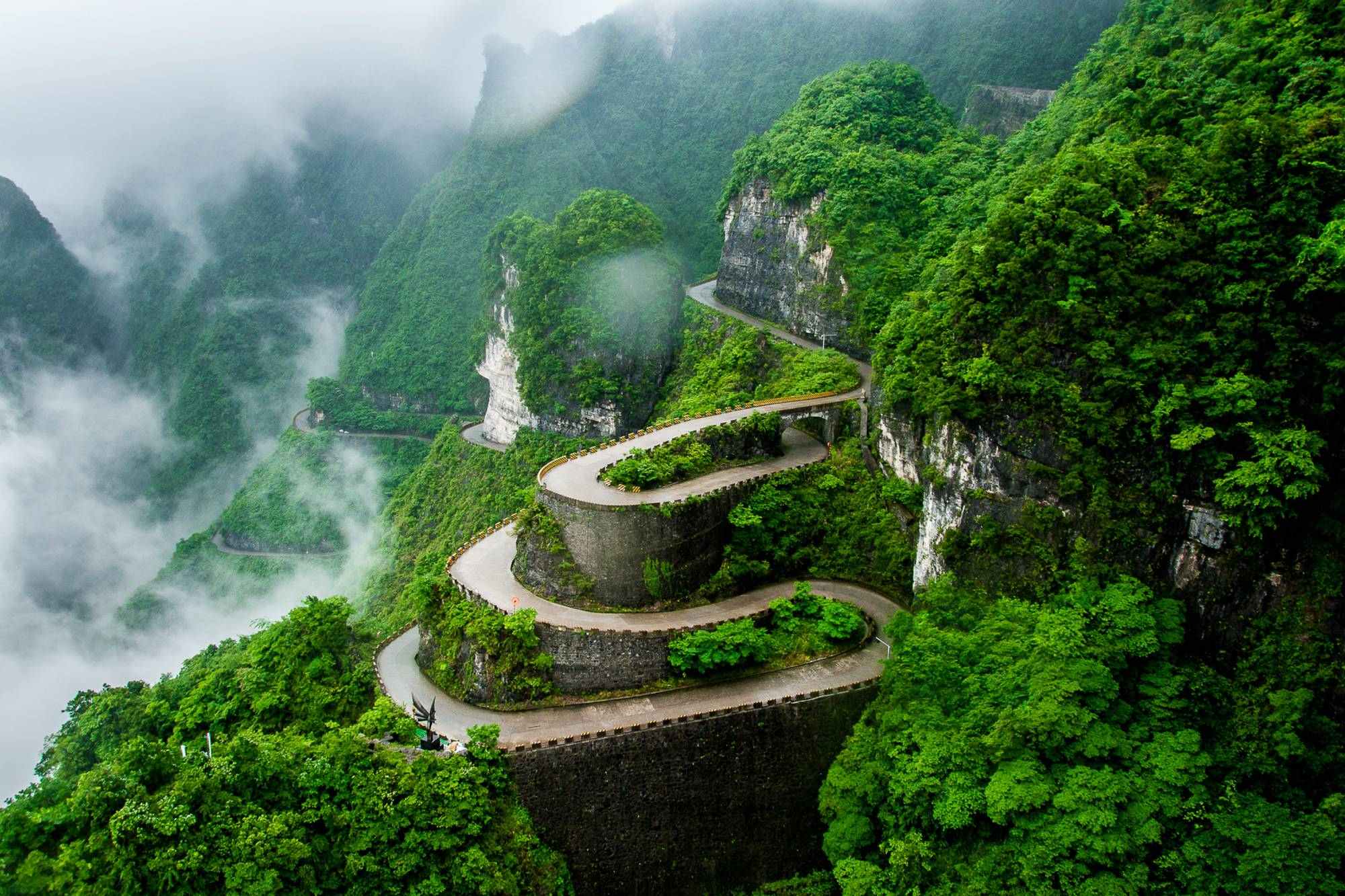 Die kurvenreiche Straße des Tianmen Mountain National Park (Zhangjiajie) im Wolkennebel, Provinz Hunan, China