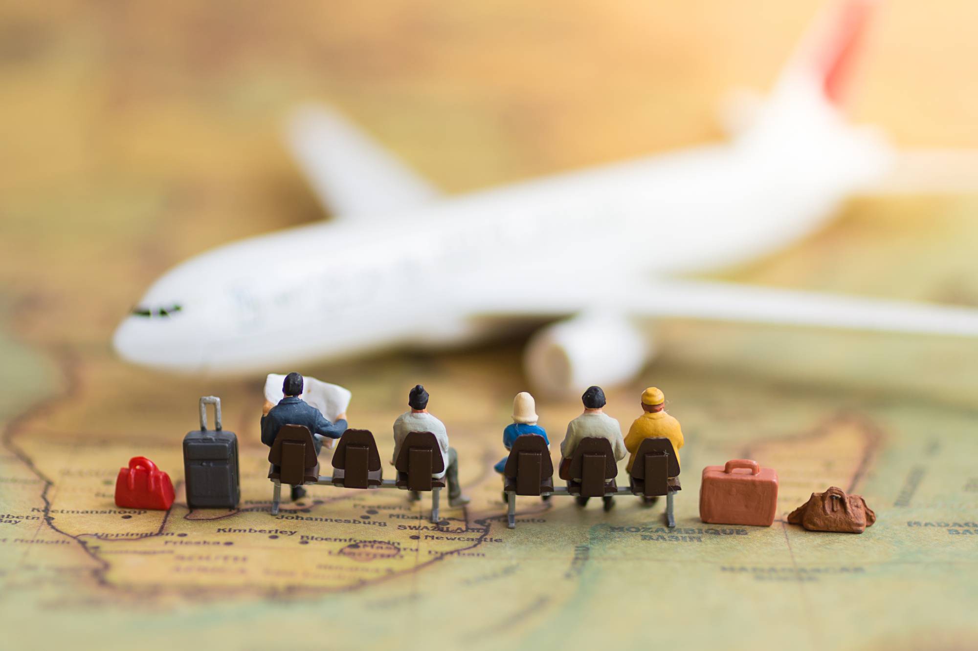 Miniaturmenschen: Menschen, die auf ein Flugzeug warten, das als Hintergrundreise, Reiseberater für Geschäftsreisen oder Transportkonzept verwendet wird.
