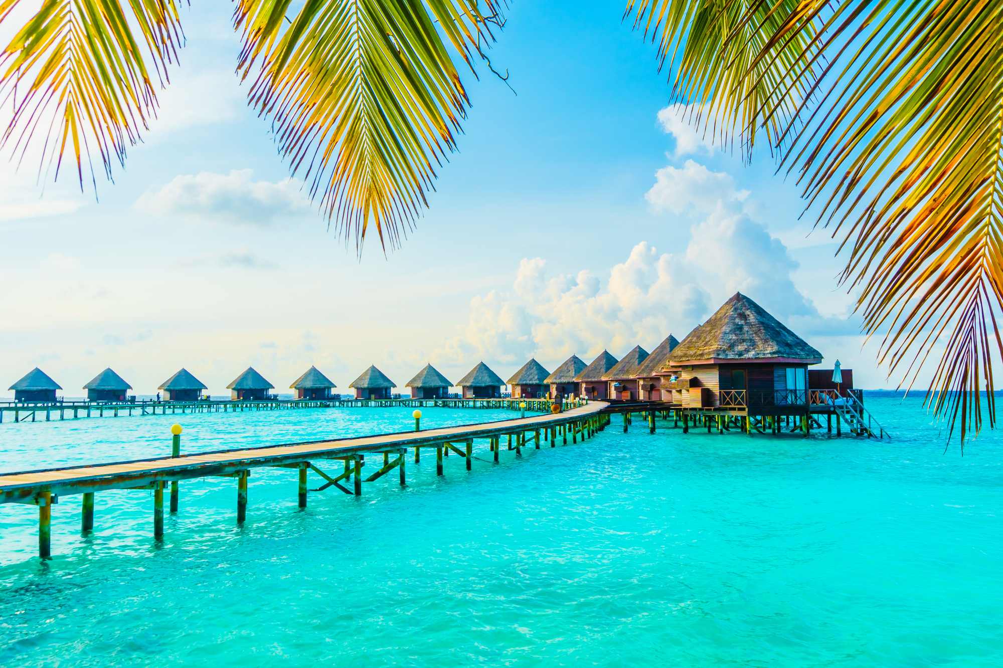 Schönes tropisches Malediven-Resort-Hotel und -Insel mit Strand und Meer am Himmel für Urlaubsurlaub-Hintergrundkonzept -Farbverarbeitung steigern